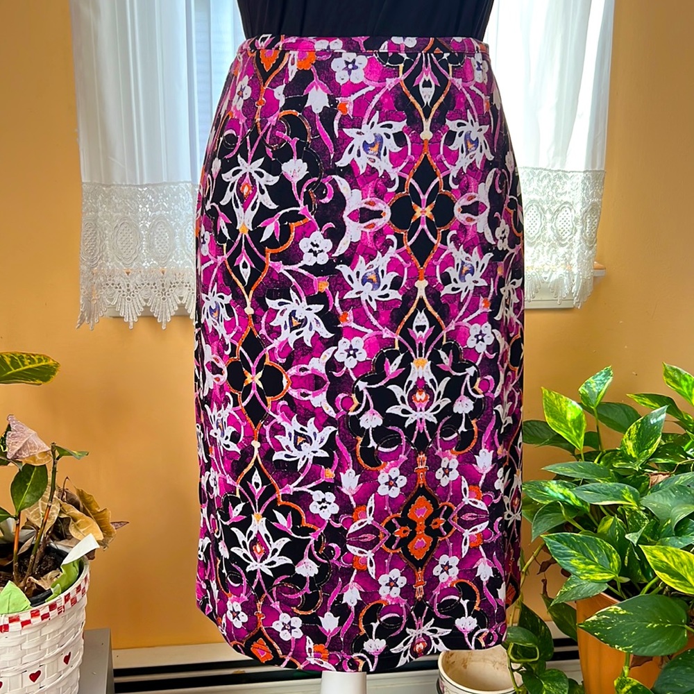 Almost new - very gently loved - selling as I lost weight this beautiful skirt